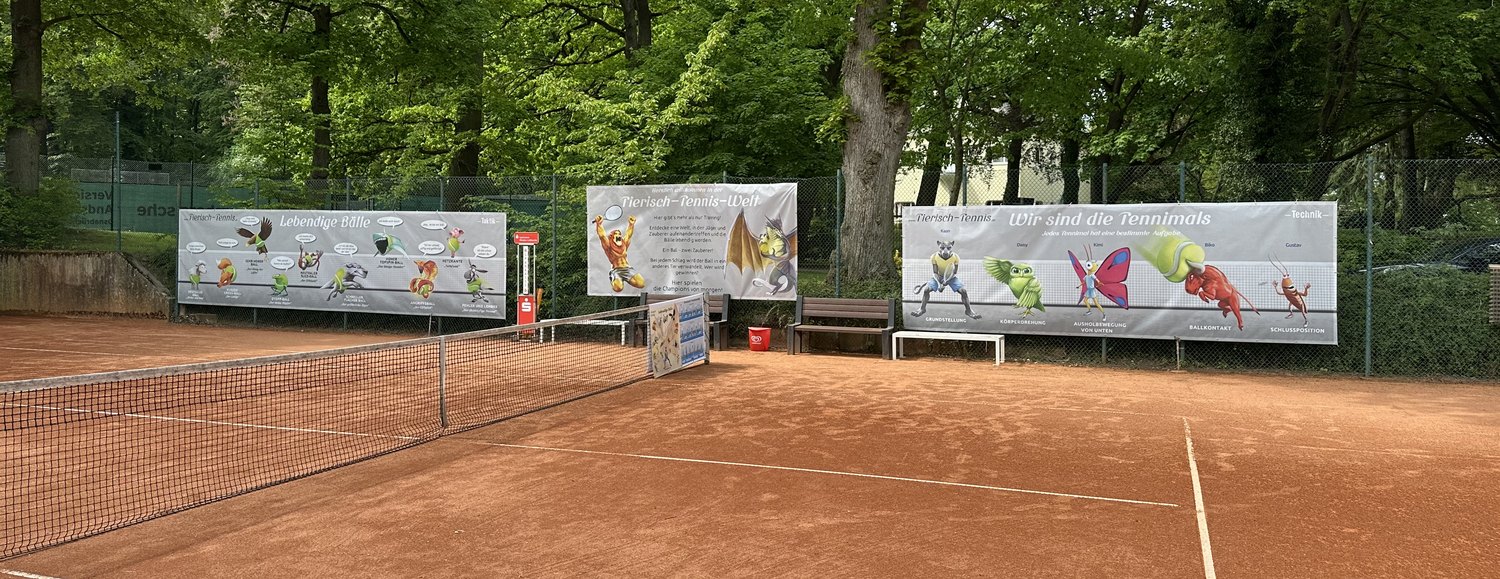 Alle drei Tierisch-Tennis-Banner am Platz
