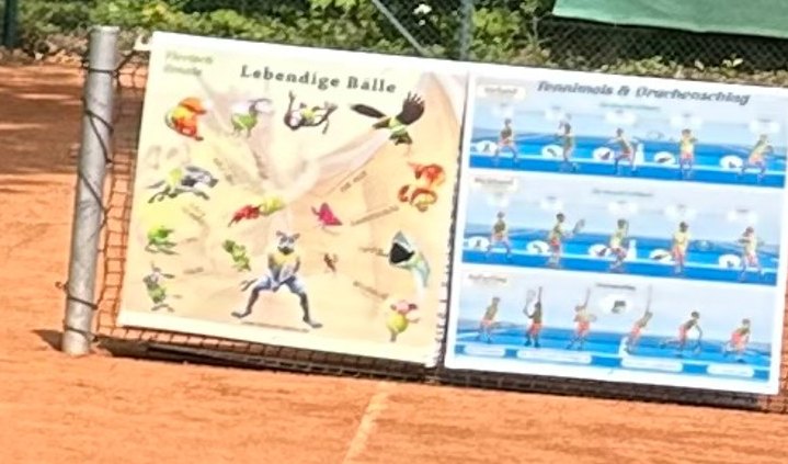 Netz-Banner über dem Tennisnetz